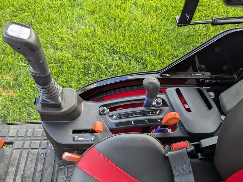 1120 Mahindra Cab HST w/Loader