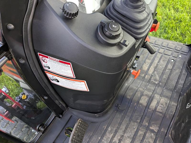 1120 Mahindra Cab HST w/Loader