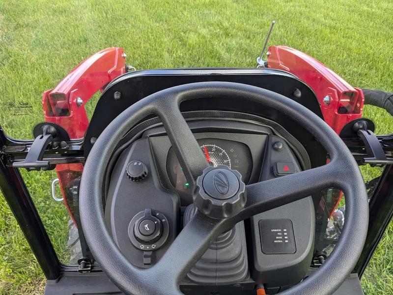 1120 Mahindra Cab HST w/Loader