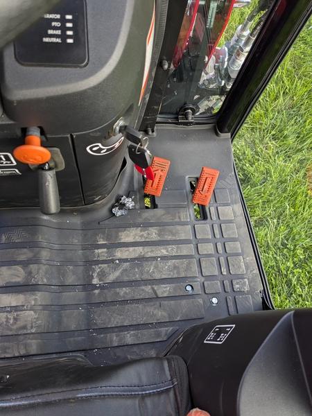 1120 Mahindra Cab HST w/Loader