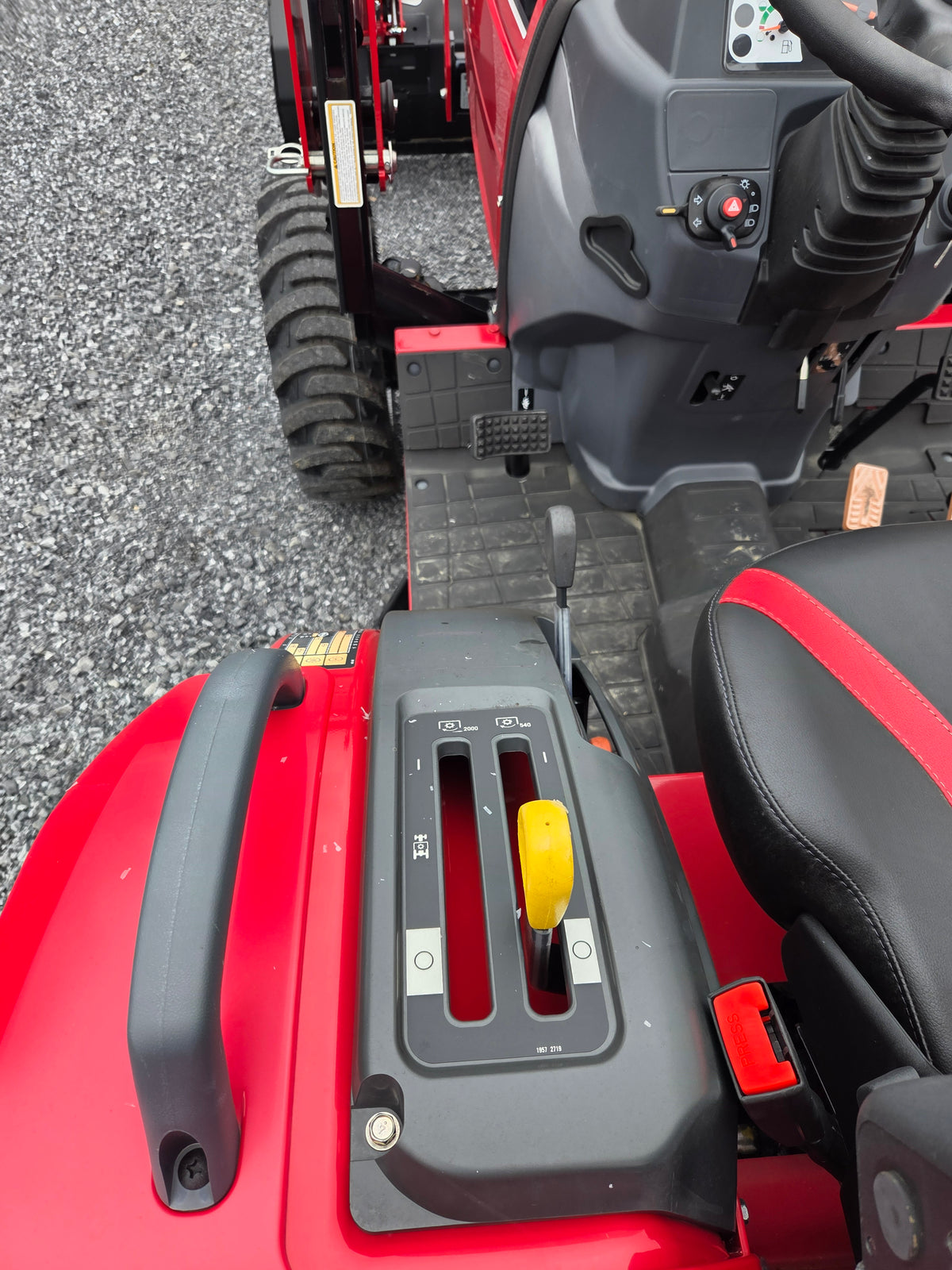 Mahindra 1626 Hst Tractor w/ Loader and Backhoe