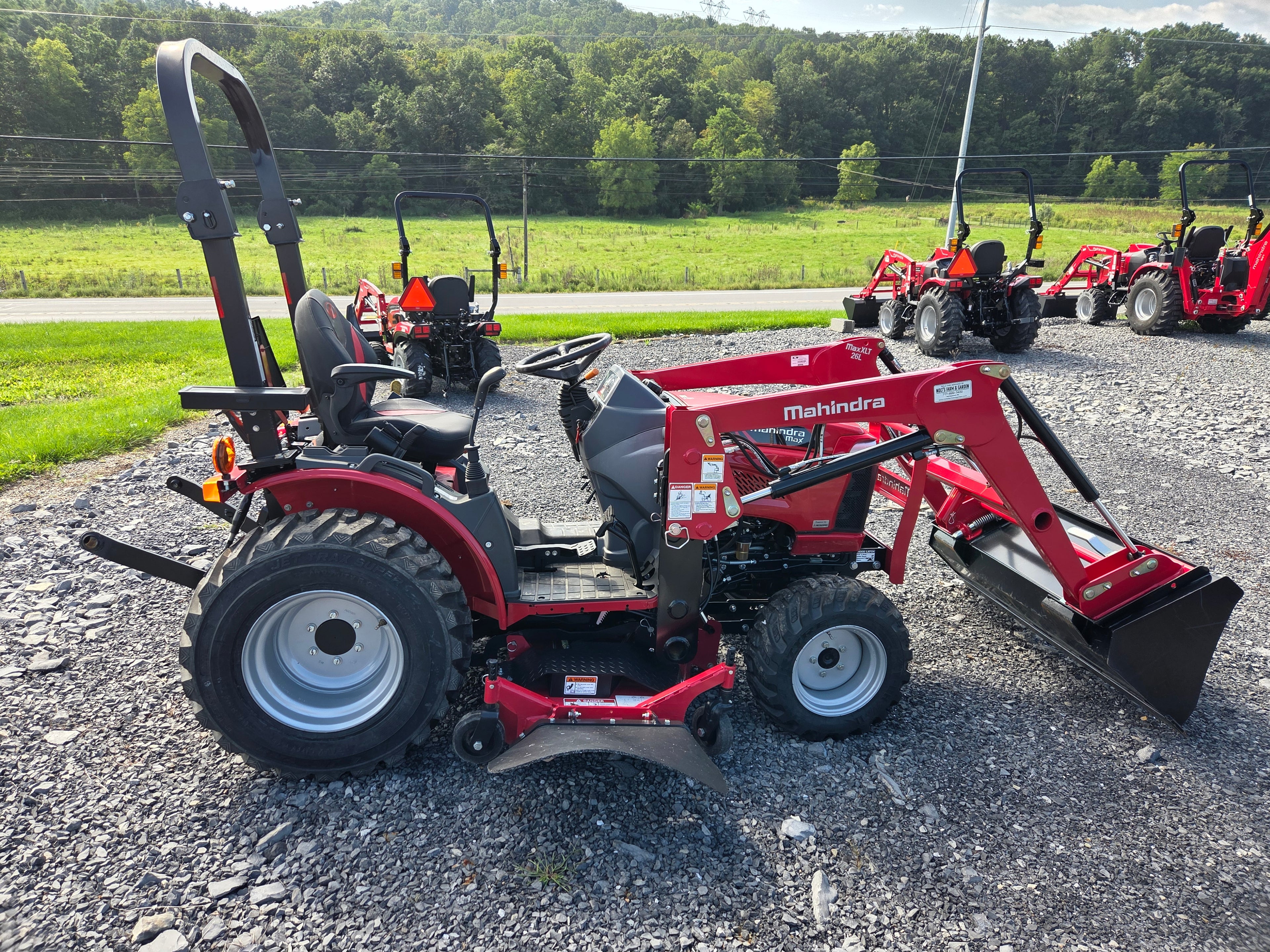 Mahindra MAX 26XLT HST Tractor