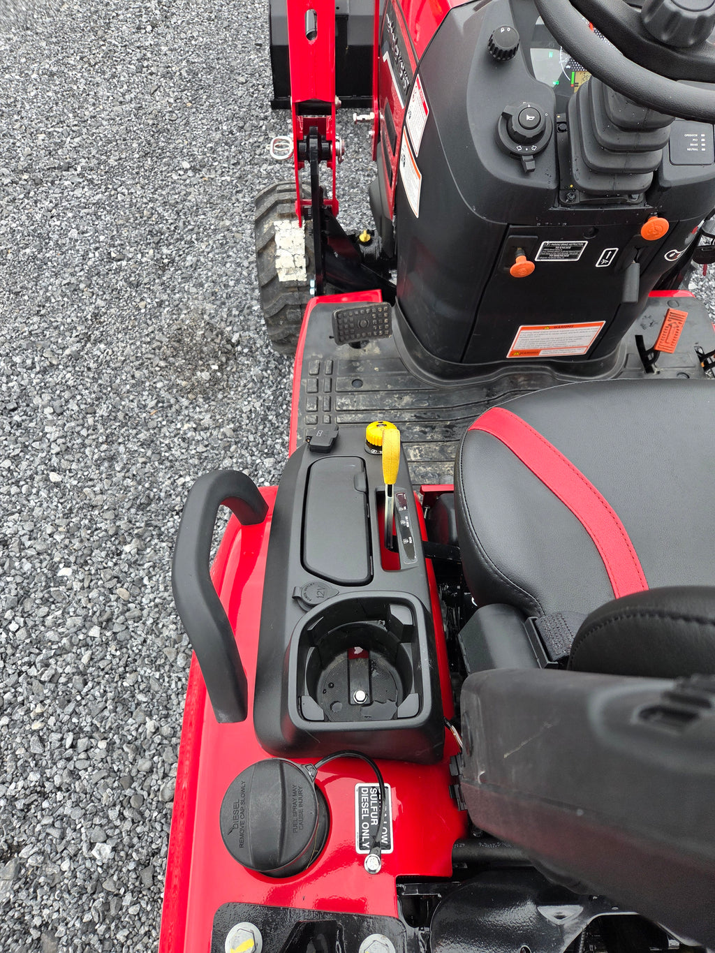 Mahindra 1126 HST Tractor w/ Loader