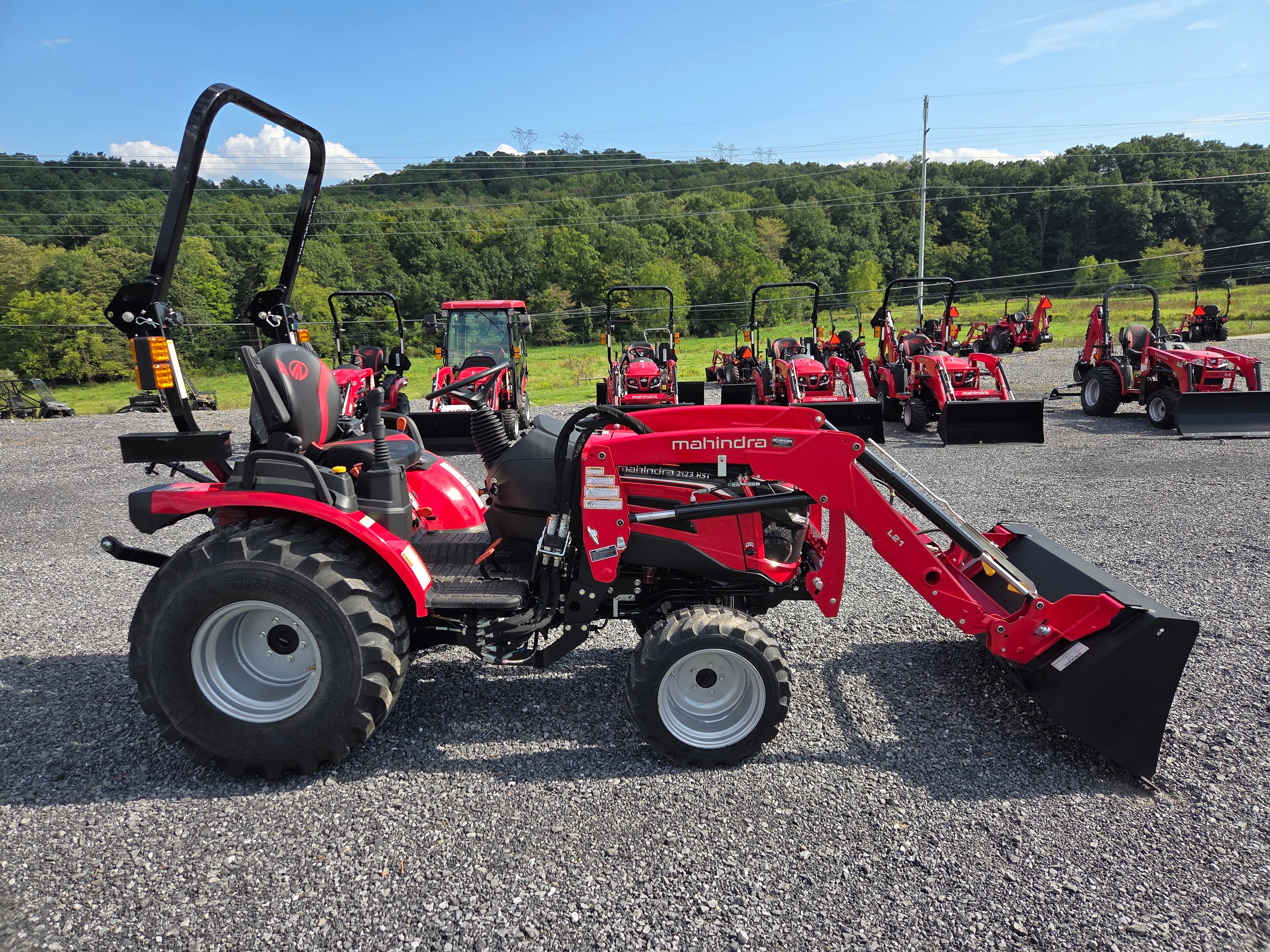 Mahindra 2123 HST Tractor with Loader