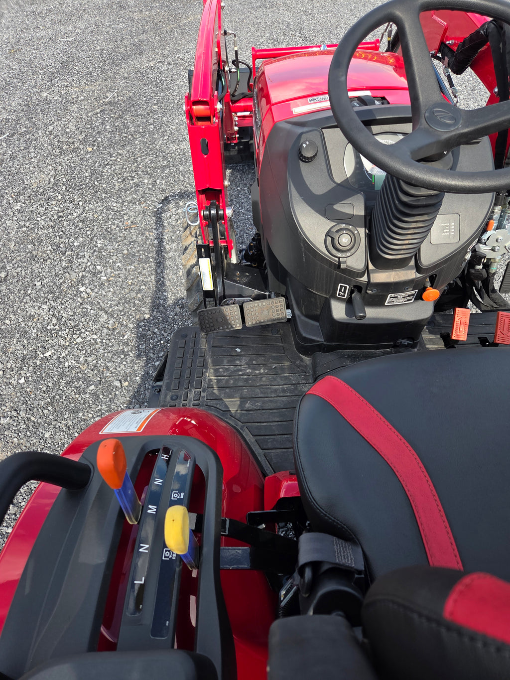 Mahindra 2123 HST Tractor with Loader