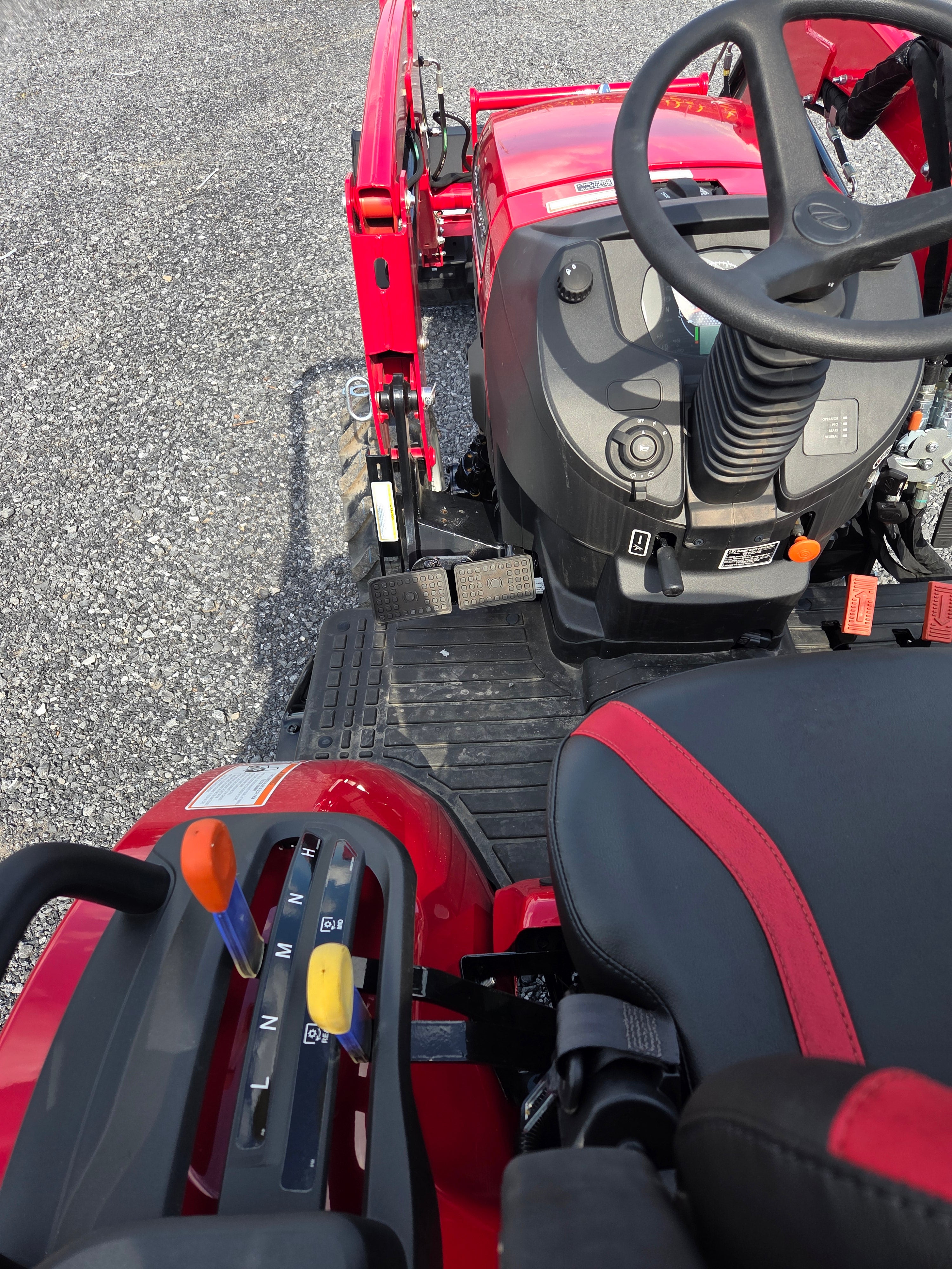 Mahindra 2123 HST Tractor with Loader
