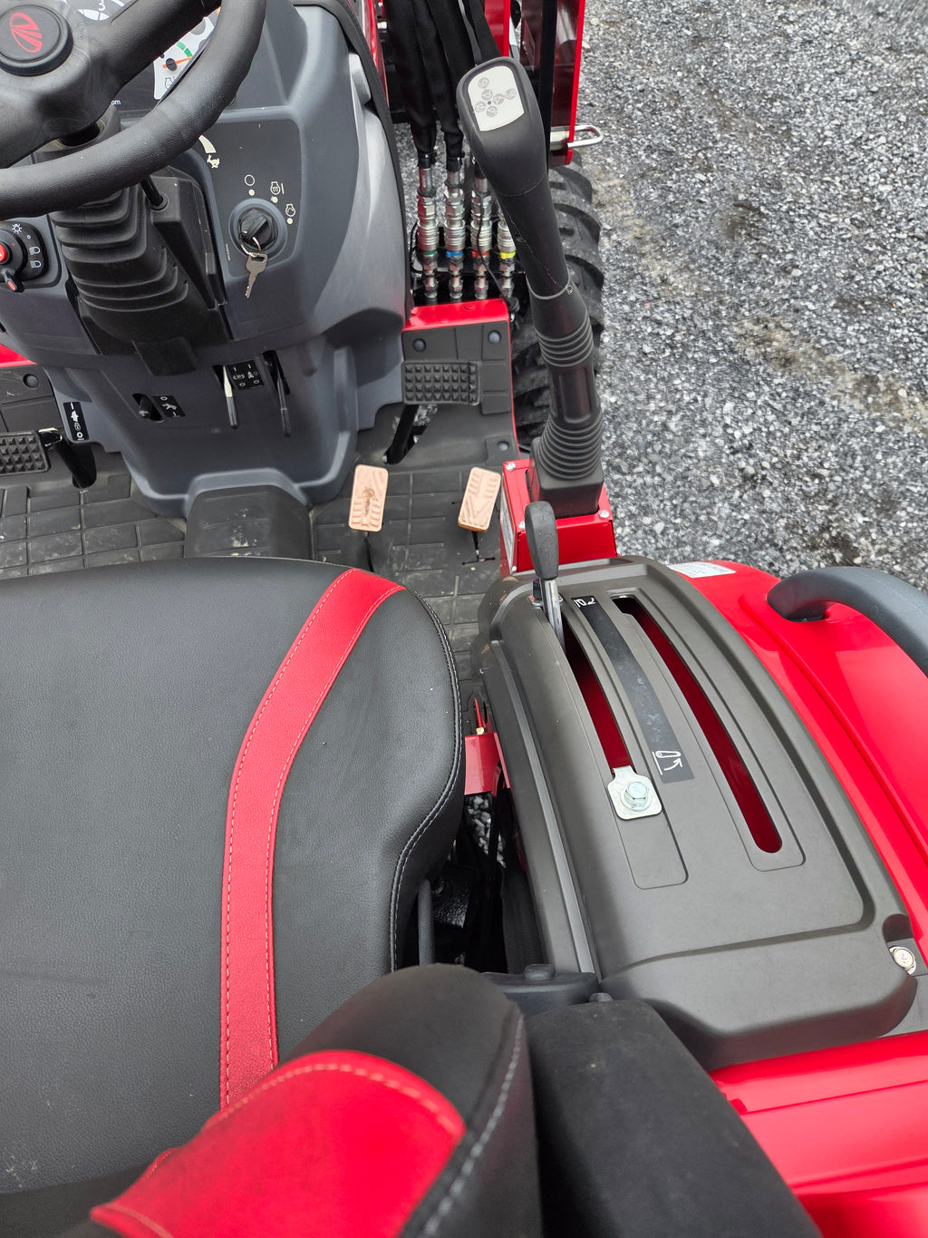 Mahindra 1626 Hst Tractor w/ Loader and Backhoe