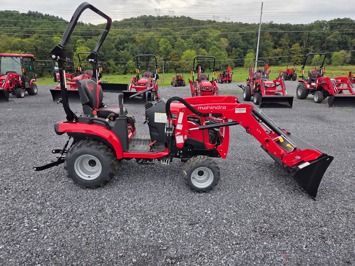 Mahindra 1120 Hst Tractor w/ Loader