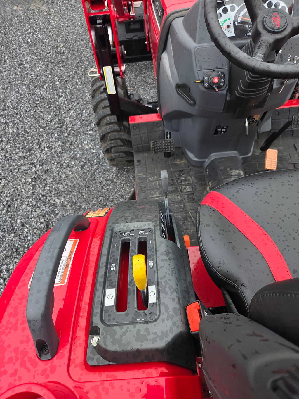 Mahindra 1626 Hst Tractor w/ Loader