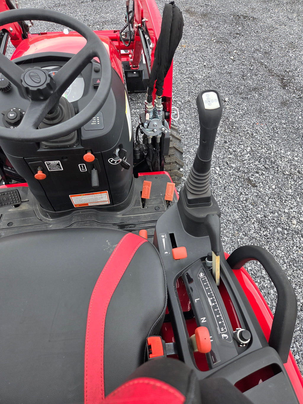 Mahindra 1120 Hst Tractor w/ Loader
