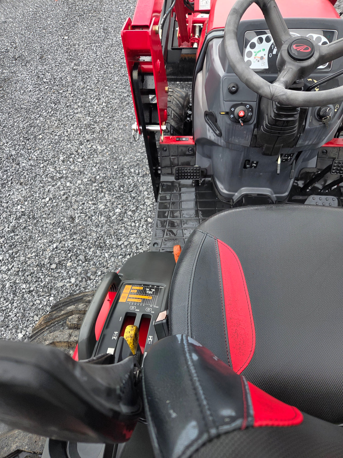 Mahindra Max 26XLT Hst Tractor w/ Loader and Backhoe