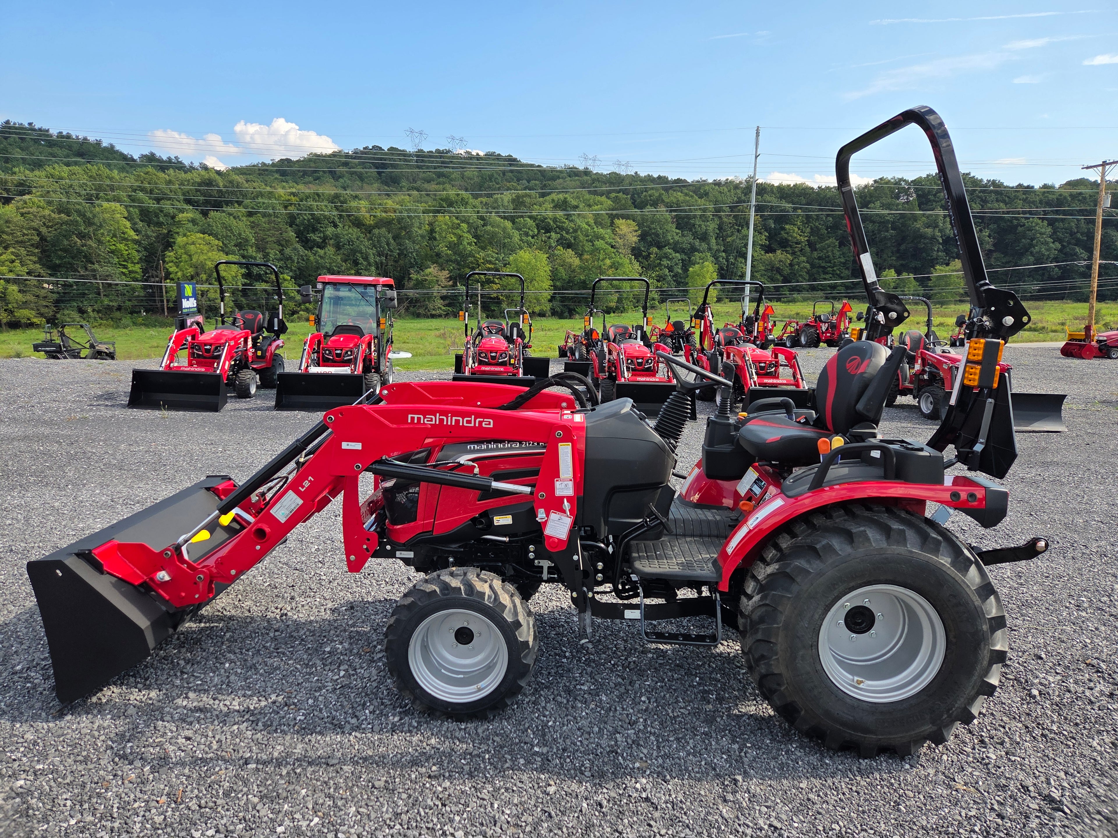 Mahindra 2123 HST Tractor with Loader