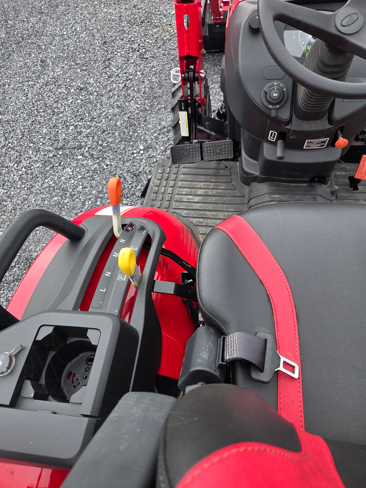 Mahindra 2126 Hst Tractor w/ Loader and Backhoe