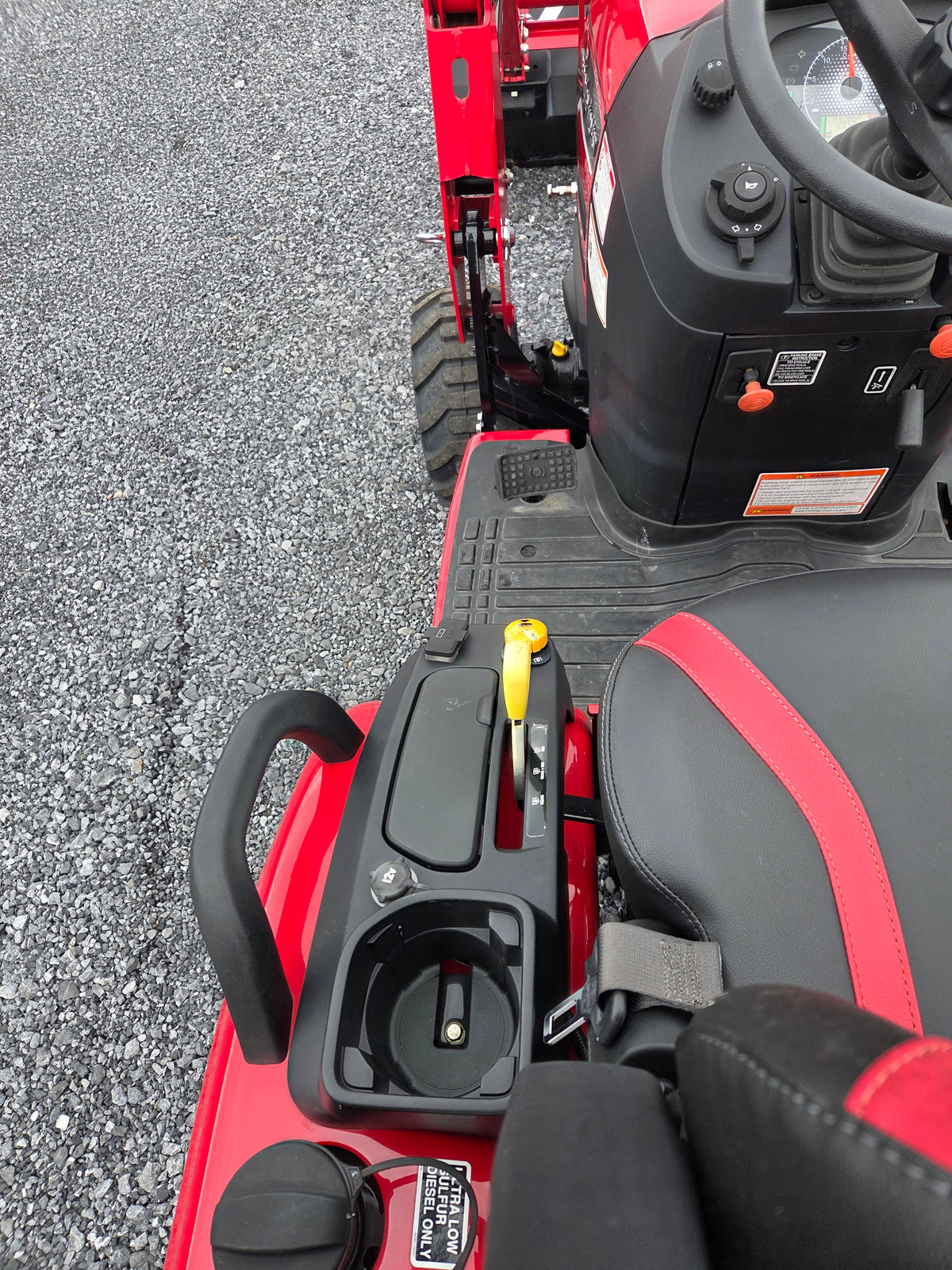 Mahindra 1120 Hst Tractor w/ Loader